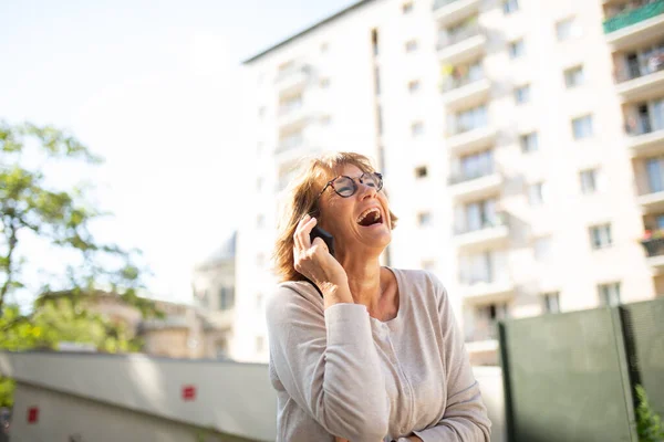 Porträt Lachende Ältere Frau Gespräch Mit Handy Freien — Stockfoto
