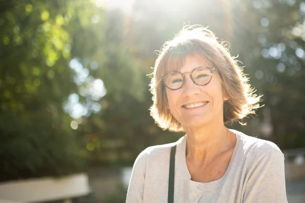 Kapalı Portre Gözlüklü Yaşlı Kadın Gülümsüyor — Stok fotoğraf