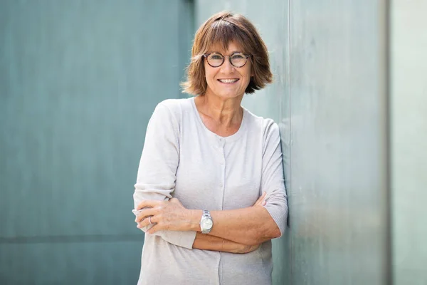 Porträt Attraktive Ältere Frau Lehnt Wand Und Lächelt — Stockfoto