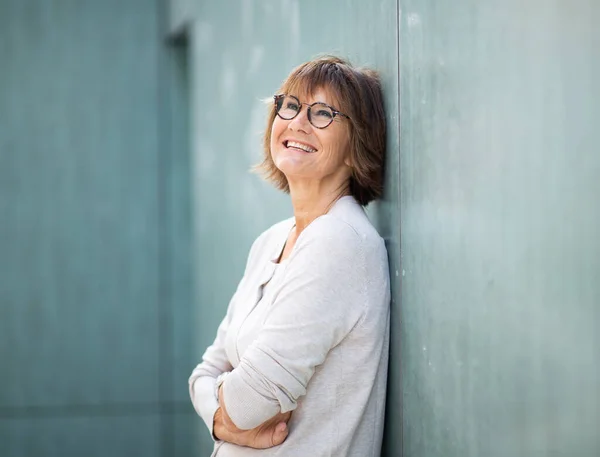 Retrato Lateral Feliz Anciana Apoyada Contra Pared Con Los Brazos —  Fotos de Stock