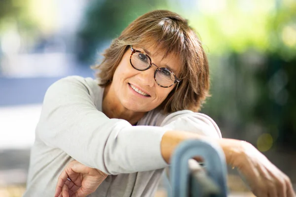Yakın Plan Mutlu Yaşlı Kadın Gözlüklü Park Bankında Dinleniyor — Stok fotoğraf