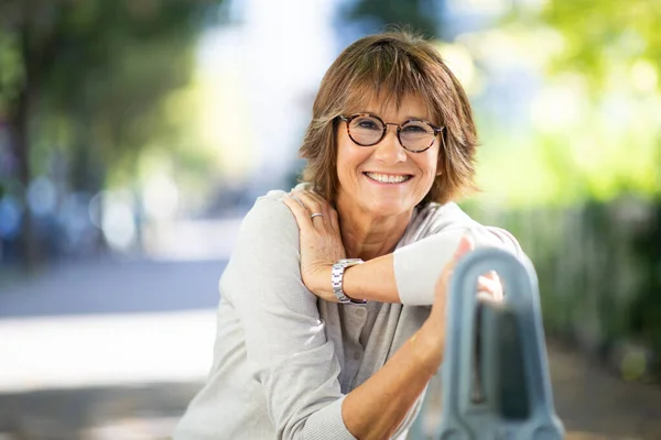 Närbild Porträtt Leende Äldre Kvinna Sitter Parkbänk — Stockfoto