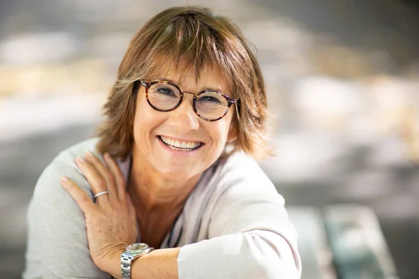 Gros Plan Portrait Femme Souriante Avec Des Lunettes Assis Extérieur — Photo