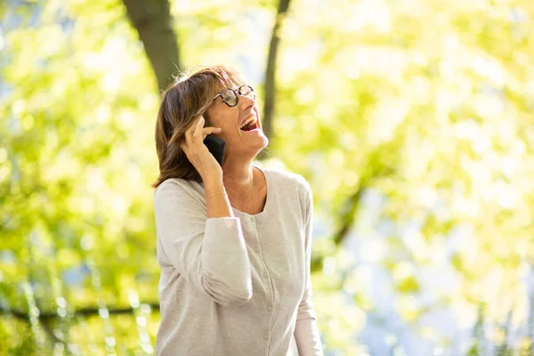 Retrato Riendo Mujer Mayor Hablando Con Teléfono Móvil Parque —  Fotos de Stock