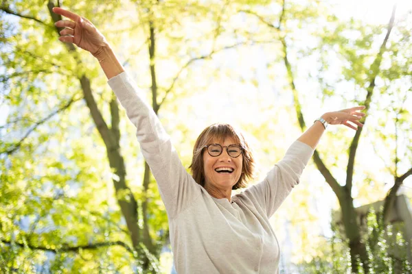 Ritratto Felice Donna Anziana Con Braccia Tese Natura — Foto Stock