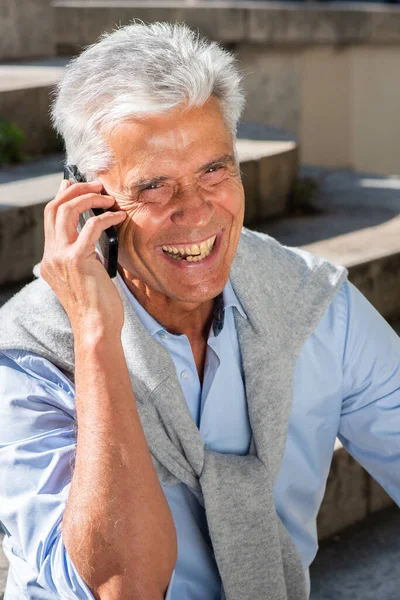 Primer Plano Retrato Hombre Mayor Feliz Hablando Con Teléfono Celular — Foto de Stock