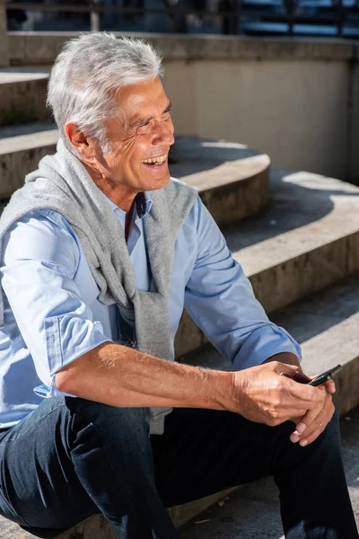 Ritratto Uomo Anziano Felice Seduto Gradini Con Cellulare — Foto Stock