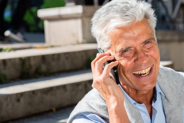 Cep Telefonuyla Konuşan Gülümseyen Yaşlı Adamın Yatay Portresini Kapat — Stok fotoğraf