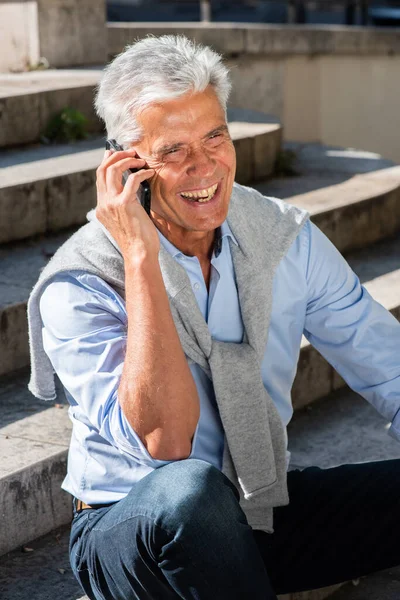 Ritratto Uomo Anziano Felice Seduto Gradini Che Parla Con Cellulare — Foto Stock