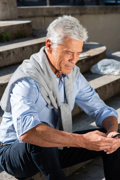 Portret Przystojnego Starszego Mężczyzny Korzystającego Telefonu Komórkowego Zewnątrz — Zdjęcie stockowe