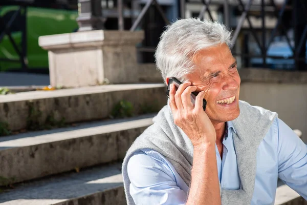 Dışarıda Cep Telefonuyla Konuşan Gülümseyen Yaşlı Adamın Yatay Portresi — Stok fotoğraf