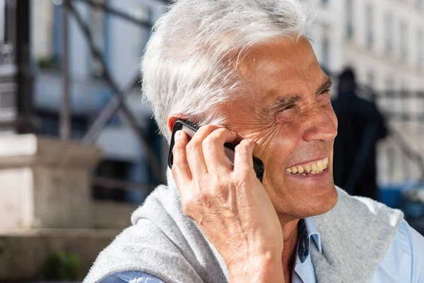 Gülümseyen Yaşlı Bir Adamın Cep Telefonuyla Konuşma Portresini Kapat — Stok fotoğraf