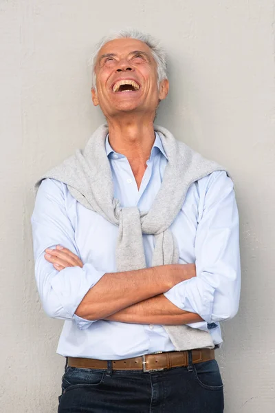 Egy Boldog Idős Férfi Képe Aki Keresztbe Tett Karokkal Nevet — Stock Fotó