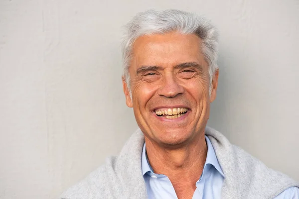 Zamknij Horyzontalny Portret Uśmiechniętego Starszego Mężczyzny Pod Białą Ścianą — Zdjęcie stockowe