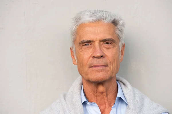 Zamknij Horyzontalny Portret Poważnego Starszego Mężczyzny Pod Białą Ścianą — Zdjęcie stockowe