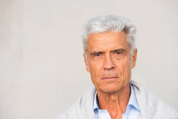 Zamknij Horyzontalny Portret Poważnego Człowieka Pod Białą Ścianą — Zdjęcie stockowe