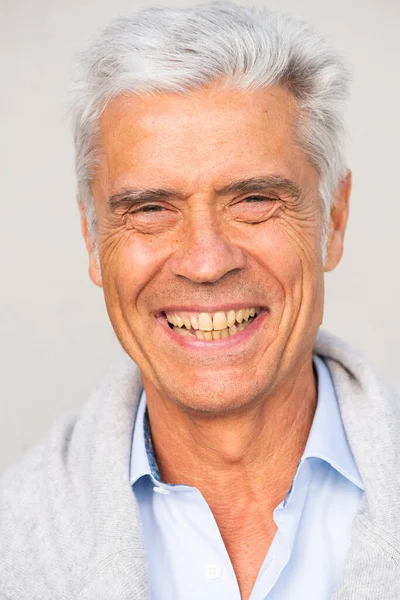 Beyaz Arka Planda Gülümseyen Yaşlı Adamın Yakın Plan Fotoğrafı — Stok fotoğraf