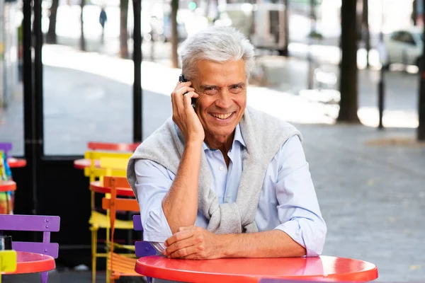 Portret Van Een Man Die Met Een Mobieltje Praat Aan — Stockfoto