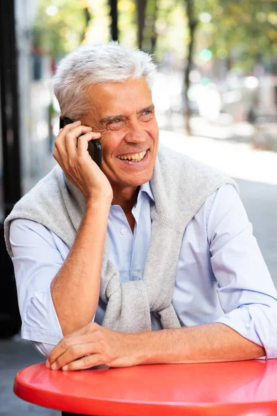 Ritratto Vecchio Uomo Dai Capelli Grigi Che Parla Con Cellulare — Foto Stock