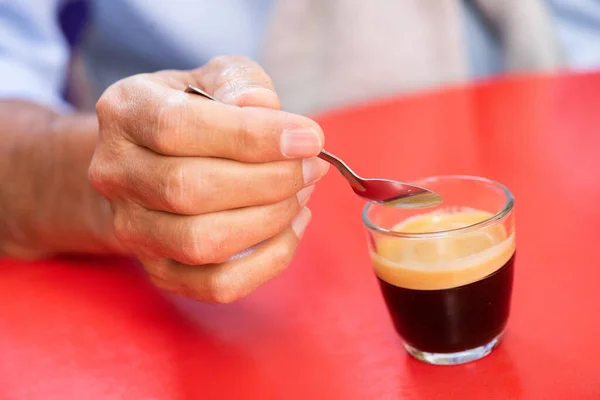 Nahaufnahme Von Mann Hand Mit Löffel Und Heißgetränk Kaffee — Stockfoto