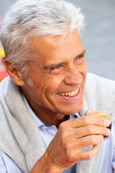 Zamknij Portret Uśmiechniętego Starszego Mężczyzny Trzymającego Filiżankę Kawy — Zdjęcie stockowe