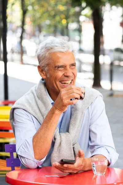 Ritratto Uomo Anziano Sano Seduto Caffè All Aperto Con Tazza — Foto Stock