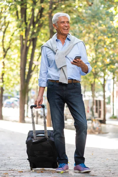 Ritratto Figura Intera Uomo Anziano Sorridente Piedi Città Con Cellulare — Foto Stock