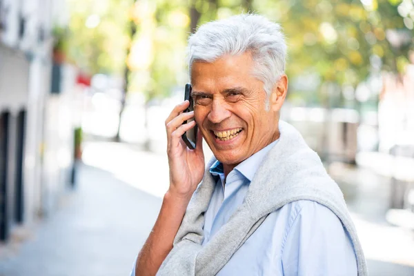 Zamknij Horyzontalny Portret Uśmiechniętego Starszego Mężczyzny Rozmawiającego Telefonem Komórkowym Mieście — Zdjęcie stockowe