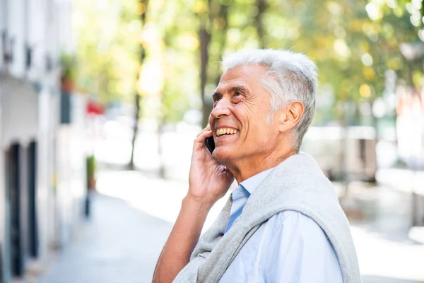 Close Portret Przystojnego Starszego Mężczyzny Rozmawiającego Telefonu Komórkowego Mieście — Zdjęcie stockowe