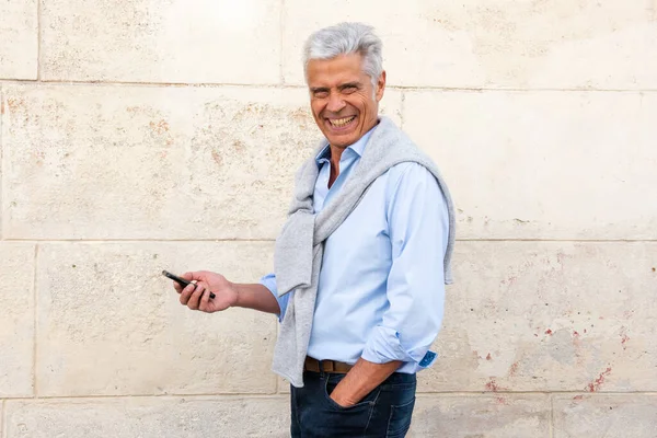 Ritratto Laterale Uomo Anziano Casuale Sorridente Che Tiene Telefono Cellulare — Foto Stock