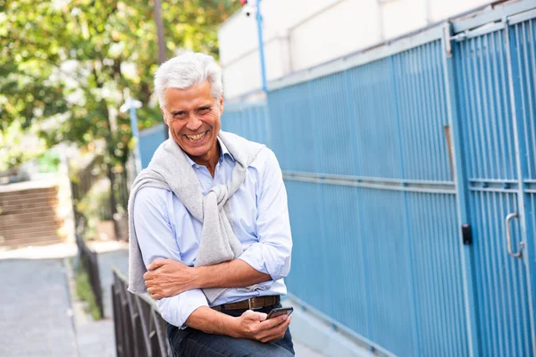 Ritratto Uomo Sorridente Che Tiene Telefono Cellulare Fuori — Foto Stock