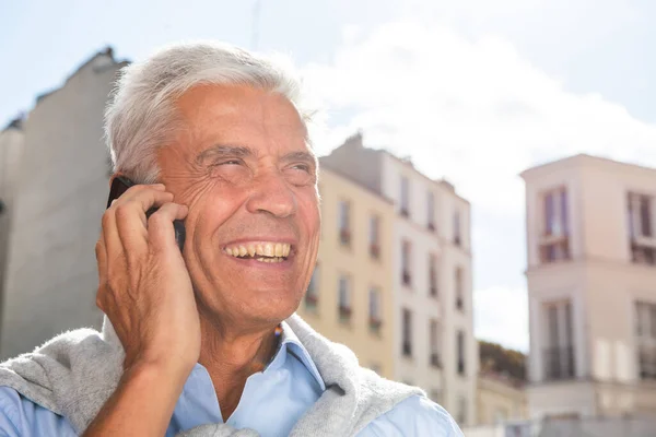 Közelkép Portré Boldog Idősebb Férfi Beszél Telefonon Városban — Stock Fotó