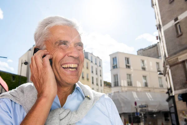 Şehirde Gülümseyen Cep Telefonuyla Konuşan Bir Adamın Yakın Görüntüsü — Stok fotoğraf