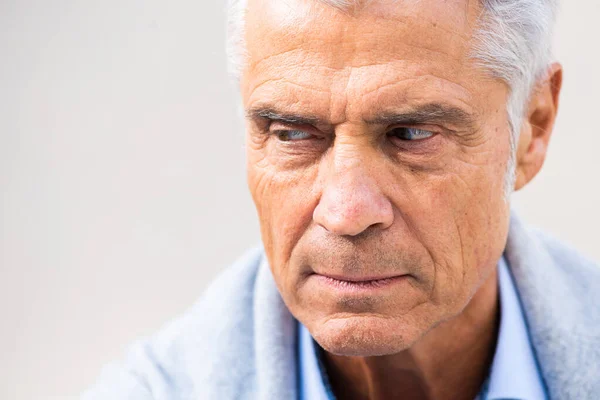 Ciddi Yaşlı Bir Adamın Portresini Yakından Çek Gözleri Dışarı Bakıyor — Stok fotoğraf
