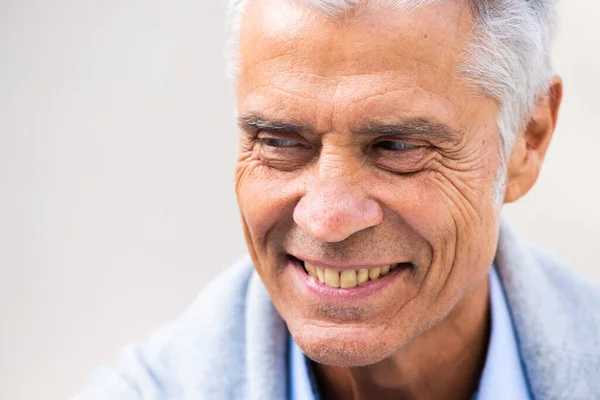 Retrato Cara Cercana Ojos Sonrientes Hombre Mayor Mirando Hacia Otro — Foto de Stock