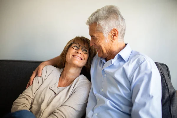 Retrato Sorridente Mais Velho Homem Mulher Sentados Sofá Juntos — Fotografia de Stock