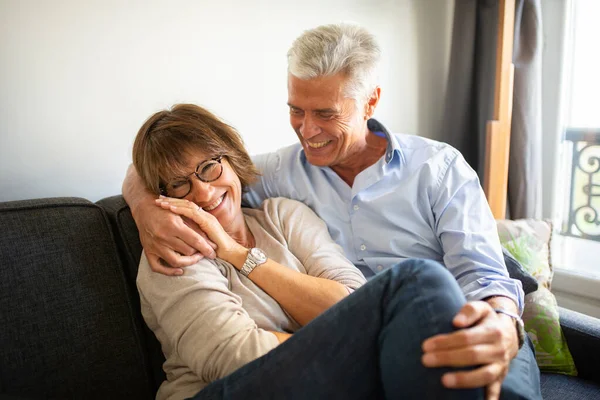 Portrait Happy Older Couple Sitting Couch — Stock Photo, Image