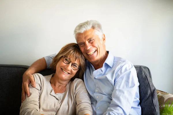 Close Retrato Sorrindo Feliz Casal Mais Velho Sentado Sofá Juntos — Fotografia de Stock