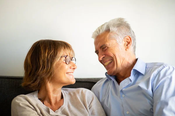 Close Portrait Smiling Older Couple Sitting Couch Looking Each Other — Stock Photo, Image