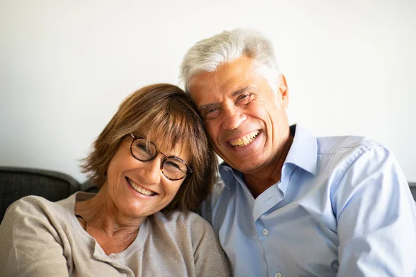 Primer Plano Retrato Pareja Mayor Sonriendo Juntos — Foto de Stock