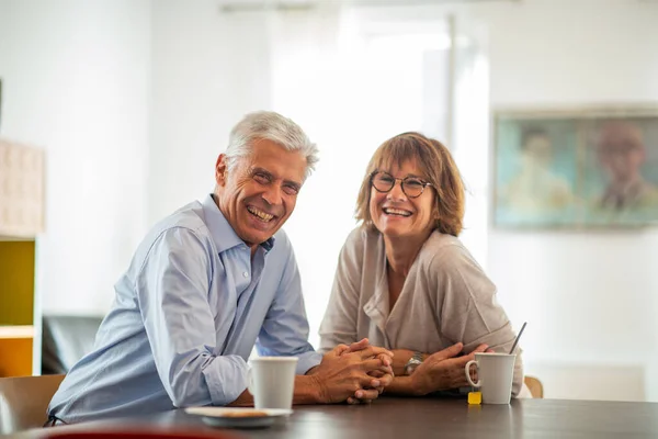 Portret Zâmbind Bărbat Femeie Mai Vârstă Stând Masă Cești Cafea — Fotografie, imagine de stoc