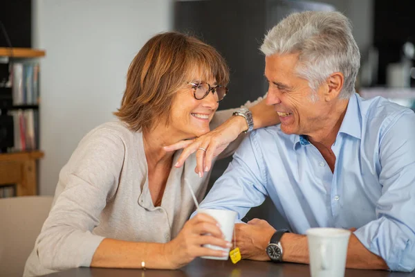 Pareja Mayor Amante Del Retrato Sentados Juntos Mesa Con Tazas —  Fotos de Stock