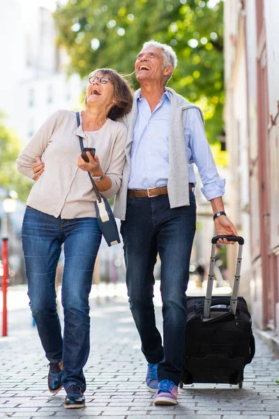 Retrato Corpo Inteiro Casal Sorrindo Andando Com Mala Rua — Fotografia de Stock