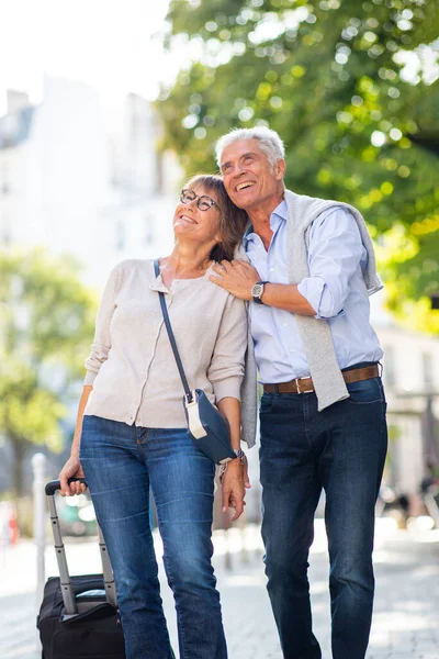 Porträt Glückliches Älteres Paar Geht Mit Koffer Spazieren — Stockfoto
