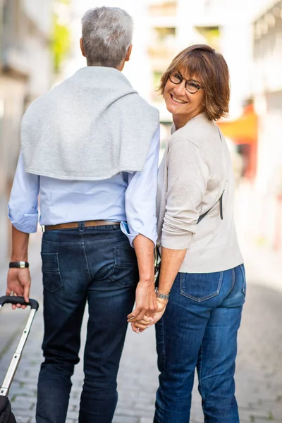 Portrait Dos Couple Âgé Marchant Dans Rue Avec Valise Femme — Photo