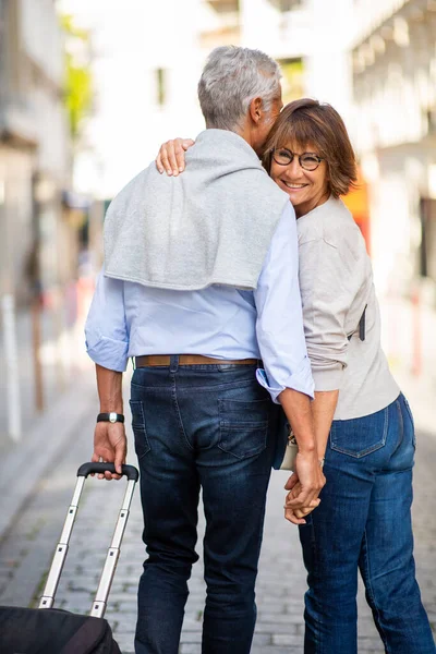 Retrato Mulher Mais Velha Feliz Abraçando Homem Com Mala Rua — Fotografia de Stock