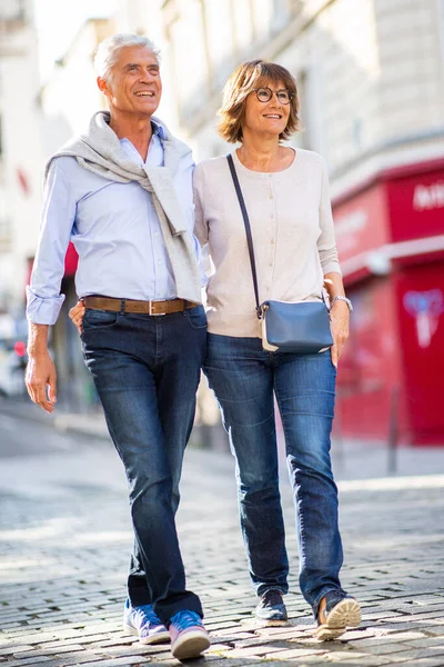 Retrato Cuerpo Completo Pareja Feliz Madura Caminando Calle Ciudad —  Fotos de Stock