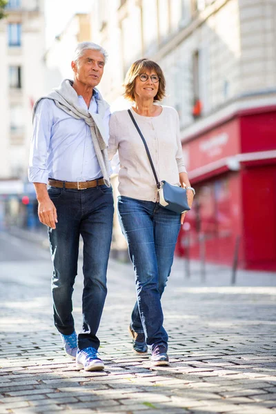 Full Length Portret Gelukkig Ouder Paar Lopen Straat Samen — Stockfoto