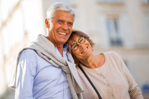Großaufnahme Porträt Lächelt Älteres Paar Draußen — Stockfoto