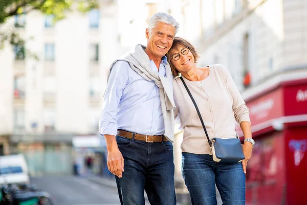 Retrato Feliz Pareja Madura Pie Juntos Fuera — Foto de Stock